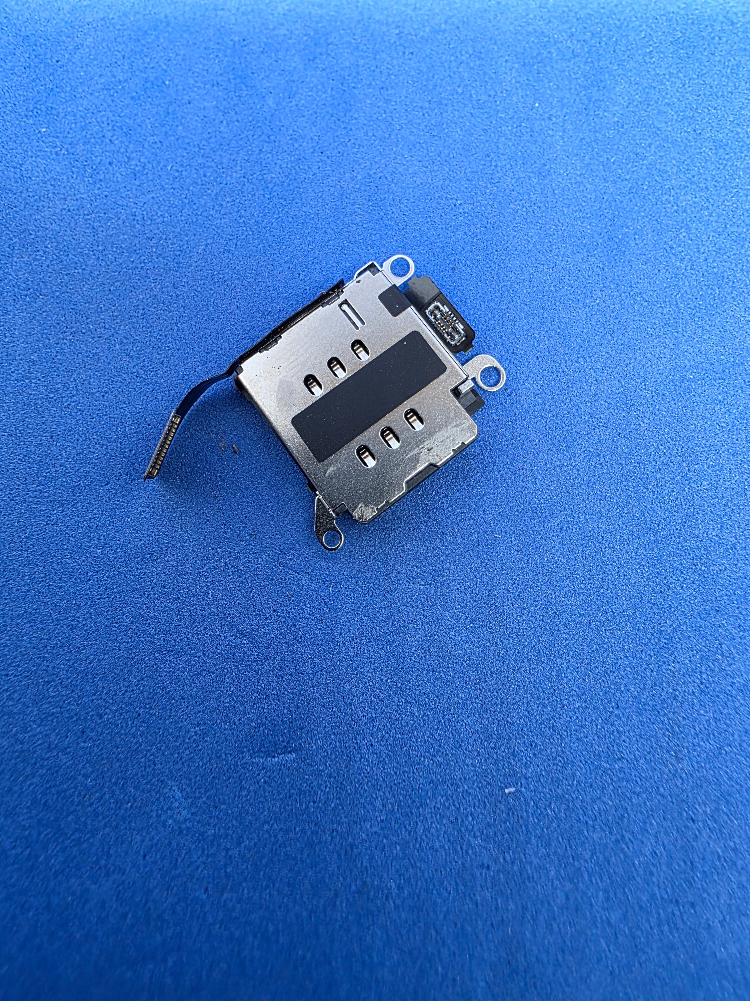 Czytnik Sim sim reader Iphone 13 demontaż