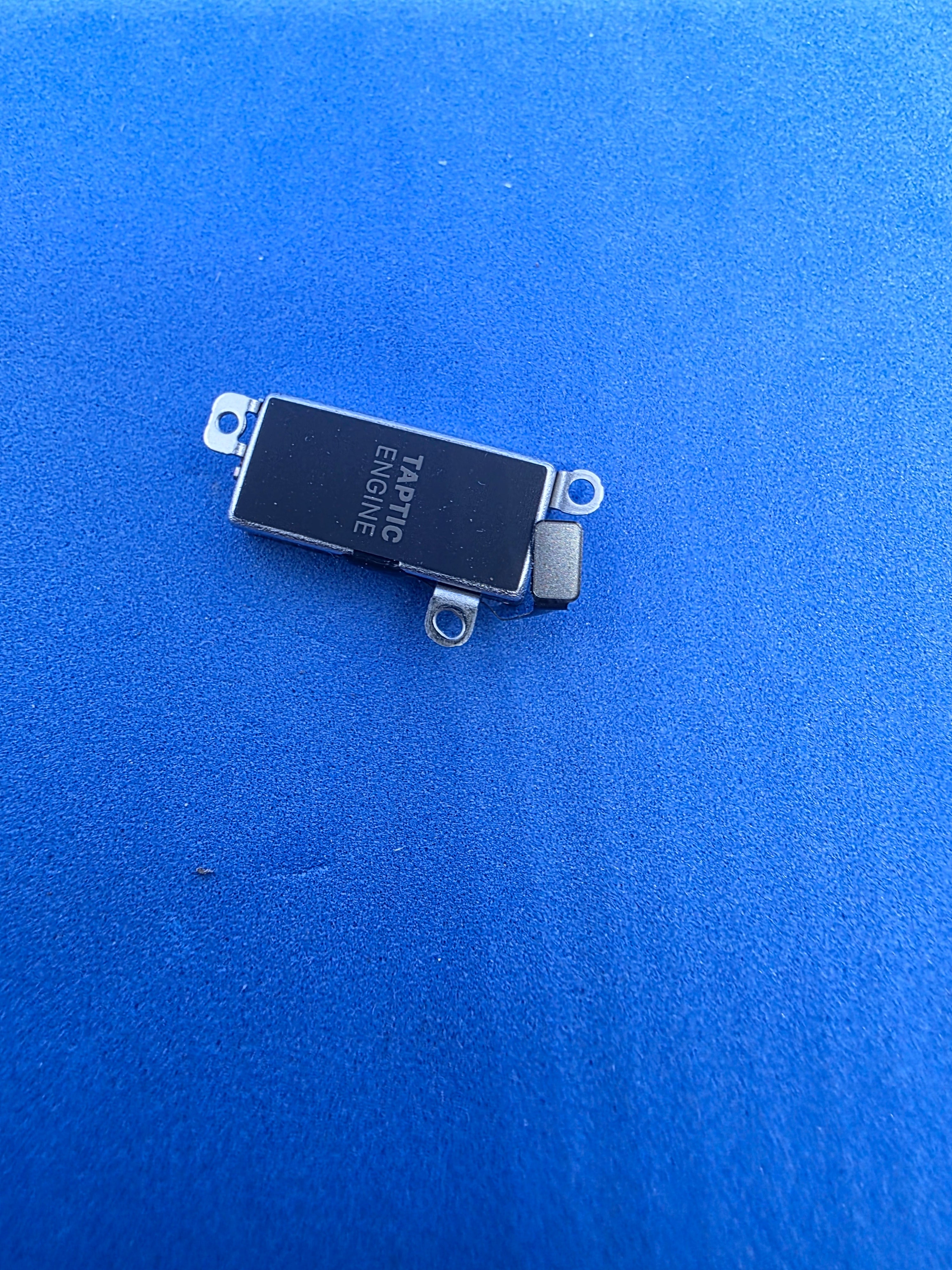 Wibracja taptic engine Iphone 16 demontaż